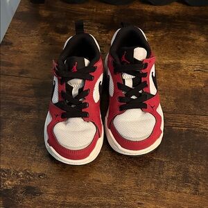 Jordan Kids Low-Top Sneakers in White and Red